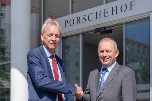 Mag. Gernot Heschl, CEO der VBV-Pensionskasse und
Dr. Hans Peter Schützinger, Sprecher der Geschäftsführung der
Porsche Holding Salzburg