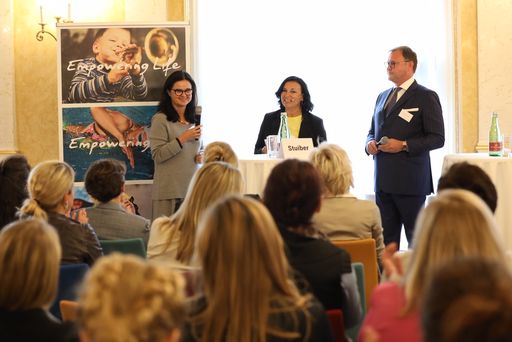 Sanofi Österreich-Geschäftsführer Wolfgang Kaps im
Gespräch mit Gesundheitsministerin Brigitte Zarfl