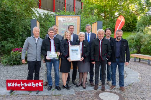  „European Hiking Quality“ - Kitzbühel wandert an
die Pole Position. Im Bil vlnr: Sieghard Preis - Initiator des
Europäischen Wandergütesiegels, Kitzbühel Tourismus Präsidentin-Stv.
Josef Dagn, Bgm. Günter Resch, Kitzbühel Tourismus Geschäftsführerin
Dr. Viktoria Veider-Walser, Bgm. Andreas Koidl, Kitzbühel Tourismus
Präsidentin Signe Reisch, Bgm Dr. Klaus Winkler, Kitzbühel Tourismus
Aufsichtsratsvorsitzender Dr. Josef Burger, Kitzbühel Tourismus
Präsidentin-Stv. Manfred Hofer und Bgm. Stefan Jöchl