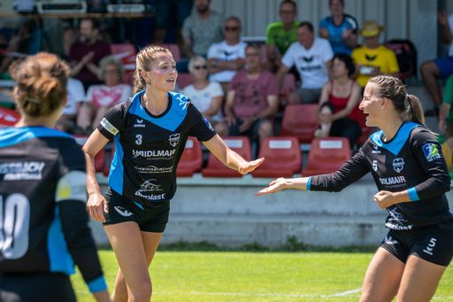  Nußbach Angreiferin Ines Lugerbauer klatscht ein
mit Zuspielerin Verena Hieslmair im Europacup-Halbfinale gegen Jona
(SUI) am 06.07.2019 in Laakirchen