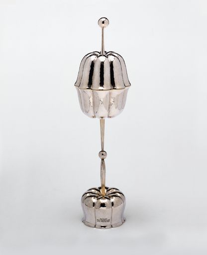  Otto Prutscher, Deckelpokal, Wien, 1927/28 Ausführung: Josef Carl
Klinkosch Silber, vergoldet, getrieben, gehämmert, gegossen