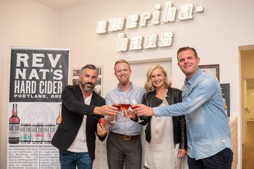 https://www.apa-fotoservice.at/galerie/20383 Im Bild von vLnR:
Robert Brekalo (GF, Rudolf Ammersin GesmbH), Nat West (Gründer Rev.
Nat's Hard Cider), Sigrid Wiegand (GF, Rudolf Ammersin GesmbH),
Markus Betz (Category Manager Craft Beer & Craft Cider, Rudolf
Ammersin GesmbH)