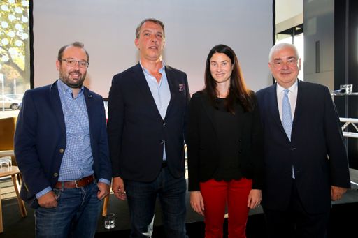 (v.l.n.r.) Dr. Alexander Eisl, Head of Analytics
und Co-Founder, FINcredible, Thomas Pecha, Managing Director,
Crealogix Austria, Stefanie Mills, Head of Strategy Development und
Vertreterin des Raiffeisen Elevator Lab, Dr. Walter Rothensteiner,
Generalanwalt des Österreichischen Raiffeisenverbandes