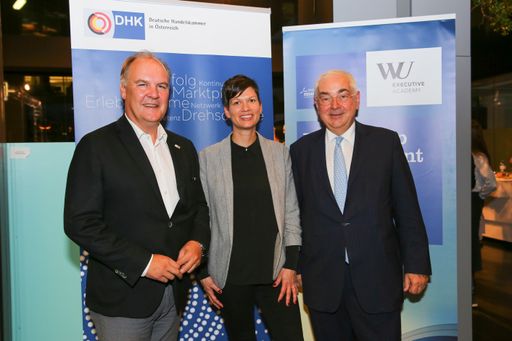 Vorschau Bild von (v.l.n.r.) Thomas Gindele (Hauptgeschäftsführer
Deutsche Handelskammer in Österreich), Helga Pattart-Drexler (Head
of Executive Education, WU Executive Academy), Dr. Walter
Rothensteiner (Generalanwalt des Österreichischen
Raiffeisenverbandes und Erster Vizepräsident der Deutschen
Handelskammer in Österreich)
