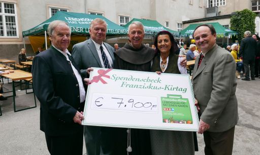  Übergabe Spendenscheck mit dem Erlös des
Franziskaner Kirtages