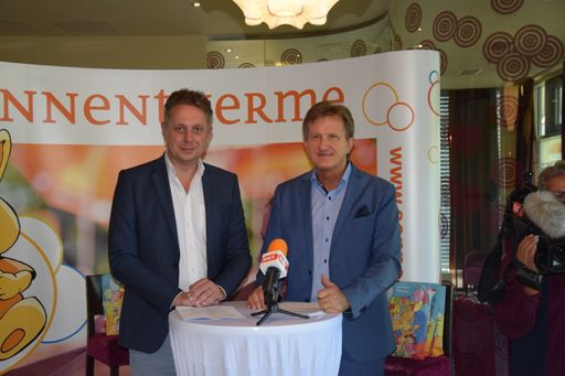 Im Beisein von Geschäftsführer Mag. Werner Cerutti
(Sonnentherme Lutzmannsburg-Frankenau GmbH) und LR MMag. Alexander
Petschnig wurde noch einmal Rückblick auf „25 Jahre Sonnentherme“
und einer einmaligen touristischen Erfolgsgeschichte, aber auch
Ausschau auf die weitere Entwicklung des Resorts gehalten.