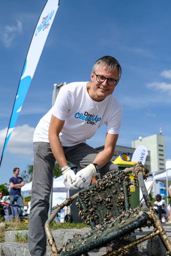 Vorschau Bild von Jan Trionow, CEO Drei Österreich, beim Drei
CleanUp-Day.