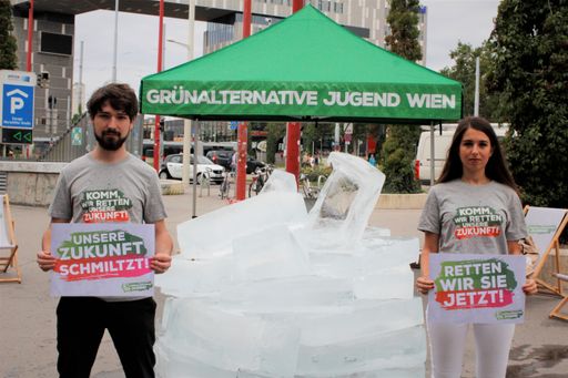 Philipp Eikenberg, Sprecher der GAJ Wien, und Naomi
Sametinger, Bundessprecherin der GAJ: "Unsere Zukunft schmilzt!"