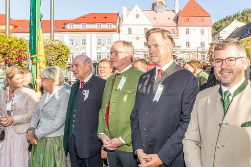 Vorschau Bild von Hielten die christliche Traditionen bei der 73. NÖ
Bauernbundwallfahrt nach Mariazell hoch (v.l.n.r.): Nö.
Bauernbunddirektorin LAbg. Klaudia Tanner, Hilfe im eigenen
Land-Präsidentin Sissy Pröll, Landeshauptmann a. D. Erwin Pröll, Nö.
Bauernbundobmann und LH-Stellvertreter Stephan Pernkopf,
Landwirtschaftskammer NÖ-Präsident NAbg. Johannes Schmuckenschlager
und Finanzlandesrat Ludwig Schleritzko.