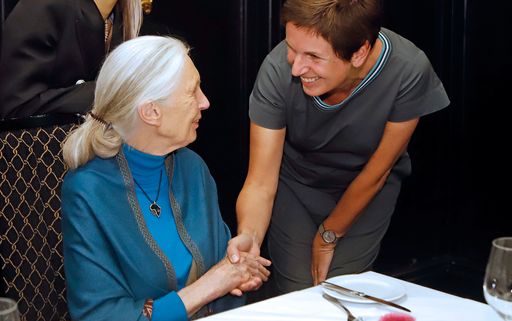 UN-Friedensbotschafterin und Schimpansenforscherin Dr.in Jane
Goodall mit Mag.a Claudia Ertl-Huemer, Geschäftsfeldleiterin
Education & Care Catering bei GOURMET.
