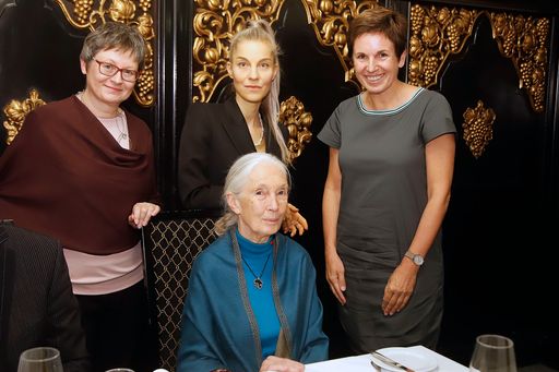 Vorschau Bild von UN-Friedensbotschafterin und Schimpansenforscherin Dr.in Jane
Goodall (vorne) mit Mag.a Helga Cvitkovich-Steiner, Leitung
Marketing- und Produktmanagement bei Education & Care Catering bei
GOURMET, DI Carina Pirngruber, Geschäftsführerin von Nussyy® und
Mag.a Claudia Ertl-Huemer, Geschäftsfeldleiterin Education & Care
Catering bei GOURMET (v.l.n.r.).