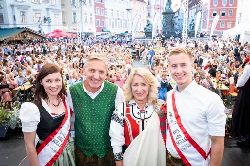 Sie begeisterten das Publikum beim Aufsteirern für EuroSkills 2020
nächsten September: Birgit Haberschrick (Europameisterin Floristik
2014), EuroSkills 2020-Aufsichtsratsvorsitzender Josef Herk,
Präsidentin von WorldSkills Europe, Dita Traidas und Fabian Gwiggner (
Europameister Grafik Design 2016).