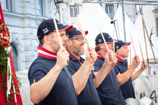 Vorschau Bild von Der Auftritt von EuroSkills 2020 beim Aufsteirern wurde mit einem
dynamischen Showact der Gruppe Alpin Drums rund um das Thema
Handwerk untermalt.