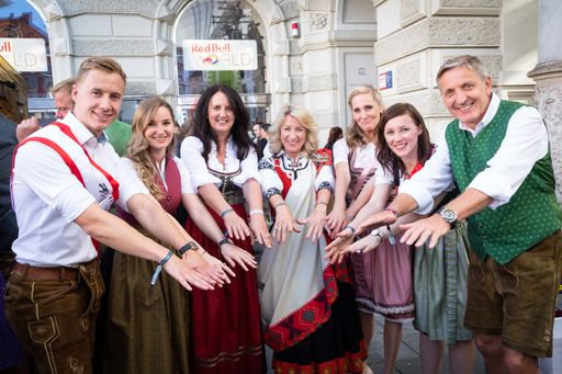 Vorschau Bild von Das Team rund um EuroSkills 2020 konnte beim Aufsteirern Dita
Traidas, Präsidentin von WorldSkills Europe und die beiden
EuroSkills 2020-Botschafter Fabian Gwiggner (Europameister Grafik
Design 2016) und Birgit Haberschrick (Europameisterin Floristik
2014) begrüßen.