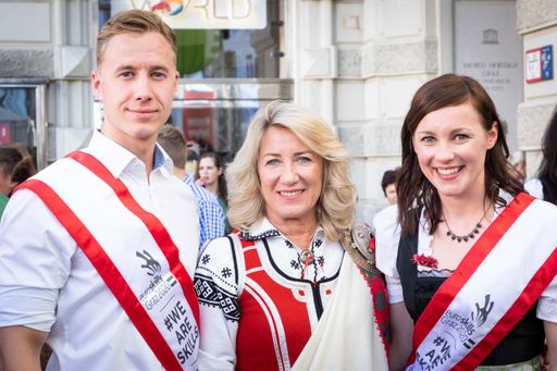 Vorschau Bild von Unsere beiden EuroSkills 2020-Botschafter Fabian Gwiggner
(Europameister Grafik Design 2016) und Birgit Haberschrick
(Europameisterin Floristik 2014) gemeinsam mit der Präsidentin von
WorldSkills Europe, Dita Traidas.