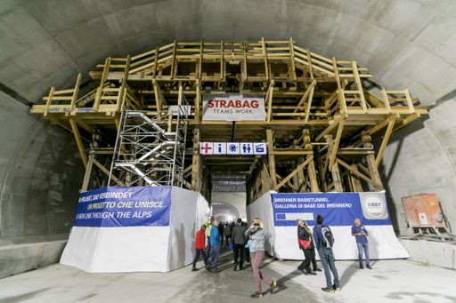 Unterirdisch eröffnete sich den Besuchern die Welt
der Tunnelbauarbeiten, vom Ausbruch bis zur fertigen Innenschale.