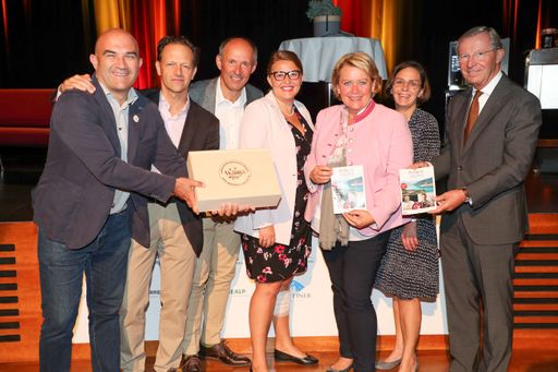 Vorschau Bild von Eröffneten die Festspiele der Alpinen Küche im
SalzburgerLand: Gerald Reisecker (Salzburger Agrar Marketing),
Event-Organisator Klaus Buttenhauser, Leo Bauernberger
(SalzburgerLand Tourismus), Christina Mutenthaler (Netzwerk
Kulinarik), Nationalratsabg. Gertraud Salzmann, Ulrike
Rauch-Keschmann (BMNT) und Landeshauptmann Wilfried Haslauer.