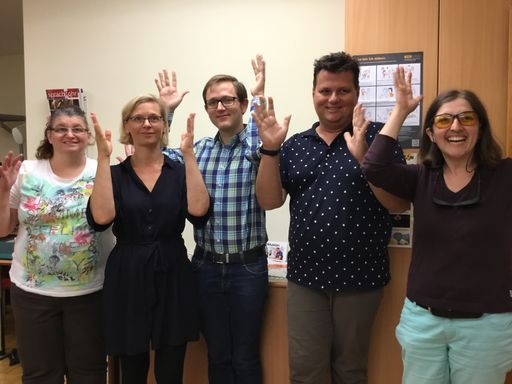 Vorschau Bild von Der Vorstand des Forums für Usher Syndrom und
Taubblindheit. Die Vorstandsmitglieder applaudieren fröhlich in
Österreichischer Gebärdensprache.