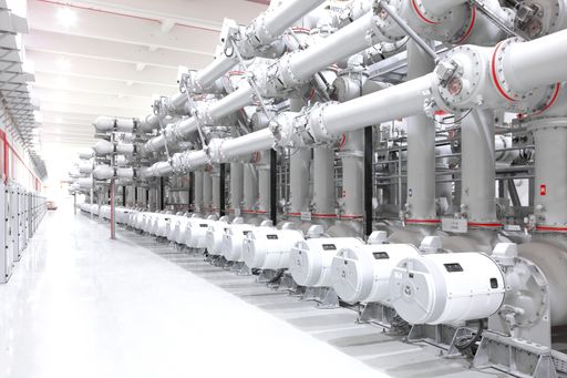  ABB hat mit dem österreichischen
Übertragungsnetzbetreiber Austrian Power Grid (APG) einen
Rahmenvertrag mit einer Laufzeit von fünf Jahren über die Lieferung
von gasisolierten Schaltanlagen (GIS) mit einem potenziellen Wert
von mehr als 100 Mio. USD für den bislang größten Ausbau des
Stromnetzes in Österreich abgeschlossen. ABB liefert GIS für den Bau
eines Übertragungsnetzes, das zur Stärkung der Infrastruktur
beiträgt, um den aus erneuerbaren Quellen erzeugten Strom
schrittweise zu integrieren.