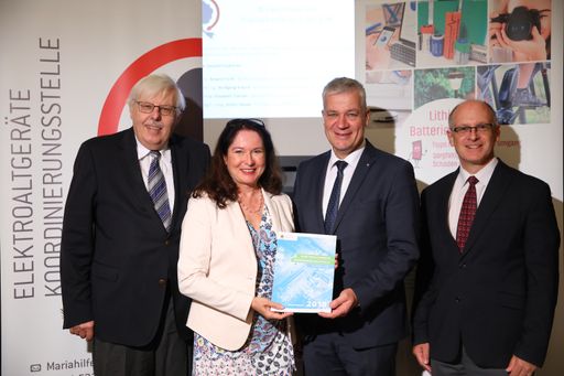https://www.apa-fotoservice.at/galerie/19528 Im Bild v.l.nr.: KR
Ing. Wolfgang Krejcik (Vorsitzender des Aufsichtsrats der EAK), Mag.
Elisabeth Giehser (Geschäftsführerin der EAK (Elektroaltgeräte
Koordinierungsstelle), Dr. Roland Ferth (Bundesministerium für
Nachhaltigkeit und Tourismus), Bgm. LAbg. Anton Kasser (Präsident
der ARGE Ö. Abfallwirtschaftsverbände)