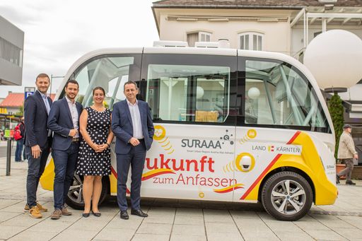 Präsentation der Ergebnisse des BürgerInnen-Dialogs
zu automatisierter Mobilität. Mag. Walter Prutej (SURAAA - smart
urban region austria alps adriatic), Landesrat Mag. Sebastian
Schuschnig (Landesrat für Wirtschaft und Mobilität), Mag. Silvia
Häusl-Benz (Bürgermeisterin von Pörtschach), DI Martin Russ
(Geschäftsführer AustriaTech) vor dem automatisierten Shuttle in
Pörtschach.