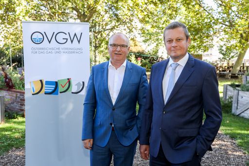 Erneuerbare Gase sind ein zentraler Teil der
österreichischen Energiezukunft“, sagen Michael Haselauer,
Vizepräsident der Österreichischen Vereinigung für das Gas- und
Wasserfach (ÖVGW) und Geschäftsführer der Netze Oberösterreich (r.)
und DI Manfred Pachernegg, Leiter des ÖVGW-Forschungsbeirates und
Geschäftsführer der Energienetze Steiermark (l.).