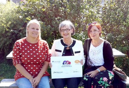 Erika Pfeiffer, Geschäftsführerin von Grant
Thornton Pfeiffer GmbH, übergibt den Erlös des Benefizevents an
Klara Ebner (li.), Geschäftsführerin des Vereins für Soziale
Betreuung NÖ Süd, und Christine Eiveck (re.), Obfrau des Vereins für
Soziale Betreuung NÖ Süd.