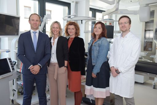 Vorschau Bild von MMag. Michael Schneider, Geschäftsführer SVA
Gesundheitszentrum Mag. (FH) Alexandra Forchtner,
Verwaltungsleiterin SVA Gesundheitszentrum Mag. Maria Lesterl,
Geschäftsführerin SVA Gesundheitszentrum Barbara Poisel-Rumpold,
Pflegedienstleiterin SVA Gesundheitszentrum Dr. Harald Mayer,
Ärztlicher Leiter SVA Gesundheitszentrum