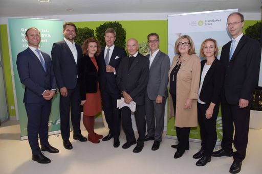 Vorschau Bild von MMag. Michael Schneider, Geschäftsführer SVA
Gesundheitszentrum Peter Lehner, Vorsitzender des
Überleitungsausschusses der Sozialversicherung der Selbständigen
Mag. Maria Lesterl, Geschäftsführerin SVA Gesundheitszentrum Mag.
Julian Hadschieff, Vorstandsvorsitzender PremiQaMed Group Pater Pius
Gerhard Flennreis, Vorsitzender SVA Wien Landesstellenausschuss Mag.
Susanne Schaefer-Wiery, Bezirksvorsteherin Wien Margareten Mag. Lea
Halbwidl, Bezirksvorsteherin Wien Wieden DI Dr. Hans Aubauer,
Generaldirektor SVA und SVS