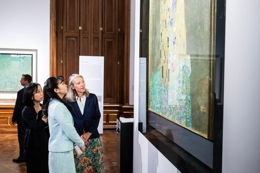 Japanische Prinzessin Kako gemeinsam mit Stella
Rollig, Generaldirektorin des Belvedere vor dem Gemälde Der Kuss von
Gustav Klimt im Oberen Belvedere