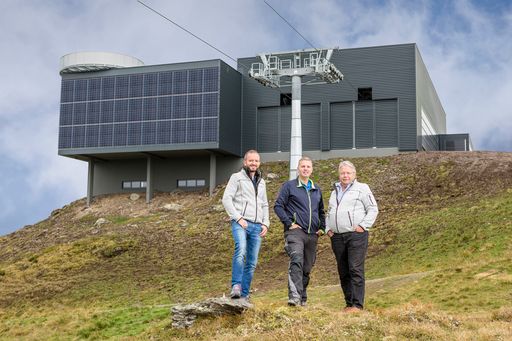 Die treibenden Kräfte hinter der neuen 10er
Gondelbahn „Stuanmandl“ und der Photovoltaikanlage der
Schilift-Zentrum-Gerlos GmbH: GF David Kammerlander, Betriebsleiter
Andreas Fuchs, GF Franz Hörl (v.l.n.r.)