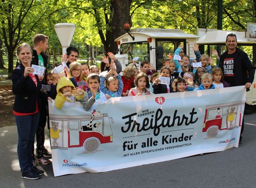 Bundesrätin und Kinderfreunde Spitzenkandidatin
Daniela Gruber-Pruner und Kinderfreunde-Bundesvorsitzender Christian
Oxonitsch posieren mit Kindern und der Forderung "Freifahrt für alle
Kinder"