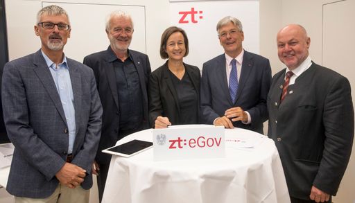 zt:eGov-Anwendung-Präsentation v.li.n.re.: DI
Rudolf Köller, IT-Leiter des Landes Kärnten, Präsident DI Gerald
Fuxjäger, ZT-Länderkammer Steiermark und Kärnten, Vizepräsidentin
Architektin DI Barbara Frediani-Gasser, ZT-Länderkammer Steiermark
und Kärnten, LH Peter Kaiser, DI Rudolf Kolbe, Präsident der
Bundeskammer der Ziviltechniker, Urheber: MAURER GERHARD..