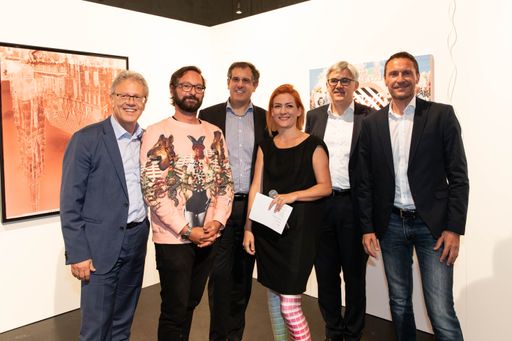 Vorschau Bild von v.l.n.r.: Manner-Vorstand Mag. Albin Hahn, Head of
Digital Marketing Michael Wieland, Vorstand Dr. Alfred Schrott,
Kunstmanagerin Vera Steinkellner, Vorstand Thomas Gratzer sowie
Marketingleiter Mag. Ulf Schöttl