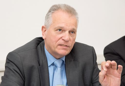 Gerade rechtzeitig zum bevorstehenden
„internationalen Tag des Denkmals“ am 29. September hat der OÖ.
Landtag eine Initiative an die Bundesregierung beschlossen, die
richtungsweisend nicht nur für den Besuch der sogenannten
"Todesstiege" im ehemaligen Konzentrationslager Mauthausen werden
kann, sondern auch für den Besuch von allen denkmalgeschützten
Bauten in ganz Österreich. "Es ist Menschen zuzumuten, vor die
eigenen Füße zu schauen,“ stellte dazu Gottfried Kneifel,
Geschäftsführer der Initiative Wirtschaftsstandort OÖ (IWS), fest.