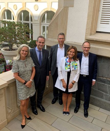 Luisa Delgado, Tony Bogod, Wolfgang Colberg und Hans-Kristian
Hoejsgaard unterstützen Beratungsfirma für Executive Search und
Ownership Advisory / Treffen der Industry Advisors Gruppe von AvS -
International Trusted Advisors: (v.l.) Sylvie Mutschler, Mitglied im
Verwaltungsrat der AvS - International Trusted Advisors Holding,
Andreas v. Specht, Wolfgang Colberg, Luisa Delgado und Tony Bogod.
Weiterer Text über ots und www.presseportal.de/nr/134941 / Die
Verwendung dieses Bildes ist für redaktionelle Zwecke honorarfrei.
Veröffentlichung bitte unter Quellenangabe: "obs/AvS - International
Trusted Advisors GmbH"