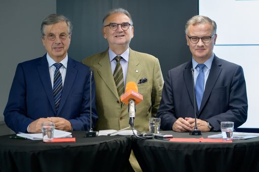 https://www.apa-fotoservice.at/galerie/20603 Hellmut Samonigg,
Rektor der Med Uni Graz, W. Wolfgang Fleischhacker, Rektor der Med
Uni Innsbruck und Markus Müller, Rektor der Medizinischen
Universität Wien.