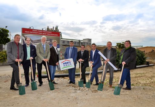Rund 5,7 Millionen Euro investiert HARTL HAUS in
den Neubau der Bautischlerei. Mit dem Spatenstich startet nun
offiziell der Neubau des rund 5.300 m² großen Produktionsbereiches.