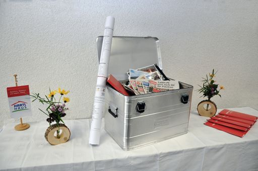 Vorschau Bild von Anlässlich des Spatenstiches wurde auch eine
Zeitkapsel mit Planunterlagen, Mitarbeiterfotos, Werbeunterlagen,
der 120-Jahr-Firmenchronik, Werkstück der Tischler-Lehrlinge usw.
befüllt. Die anwesenden Gäste nutzten die Gelegenheit sich auf der
Zeitkapsel zu verewigen.