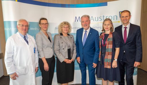  Eugen Hug (Medizinischer Leiter MedAustron), Iris Rauskala
(Bundesministerin für Bildung, Wissenschaft und Forschung), Sabine
Seidler (Rektorin der Technischen Universität Wien), Klaus
Schneeberger, (Aufsichtsratsvorsitzender MedAustron), Michaela Fritz
(Vizerektorin für Forschung und Innovation der MedUni Wien), Alfred
Zens (Geschäftsführer MedAustron)