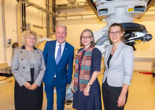 Vorschau Bild von Sabine Seidler (Rektorin der Technischen Universität Wien), Klaus
Schneeberger, (Aufsichtsratsvorsitzender MedAustron), Michaela Fritz
(Vizerektorin für Forschung und Innovation der MedUni Wien), Iris
Rauskala (Bundesministerin für Bildung, Wissenschaft und Forschung)