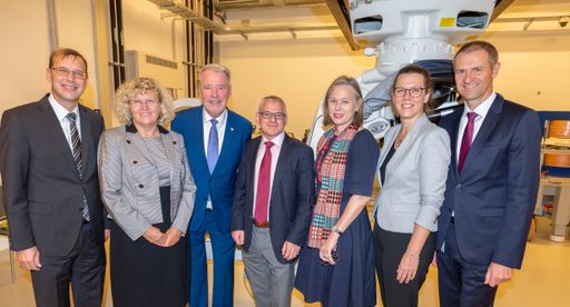 Vorschau Bild von Thomas Schreiner (Koordinator Nichtklinische Forschung
MedAustron), Sabine Seidler (Rektorin der Technischen Universität
Wien), Klaus Schneeberger, (Aufsichtsratsvorsitzender MedAustron),
Dietmar Georg (Medizinische Universität Wien, Professor für
Medizinische Strahlenphysik & Onkotechnologie), Michaela Fritz
(Vizerektorin für Forschung und Innovation der MedUni Wien), Iris
Rauskala (Bundesministerin für Bildung, Wissenschaft und Forschung),
Alfred Zens (Geschäftsführer MedAustron)