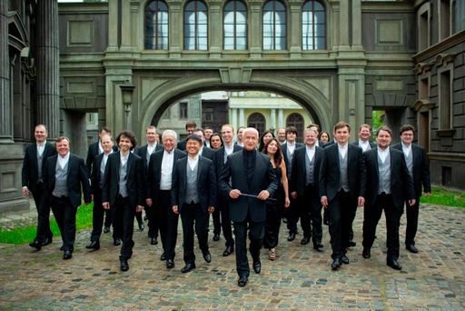  Am 25.10.19 um 19 Uhr heißt es Vorhang auf für
Vladimir Spivakov. Im Rahmen seiner „40 years anniversary“
Europatour beehrt der weltbekannte Geigenvirtuose und Dirigent mit
seinem berühmten Kammerorchester „Moscow Virtuosi" die Hallen des
Wiener Musikvereins.