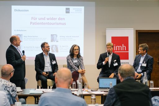 Vorschau Bild von Mag. Florian Bachner (Gesundheit Österreich GmbH),
Dr. Sigrid Pilz (Patientinnen- und Patientenanwaltschaft), KR Mag.
Julian M. Hadschieff (PremiQaMed Holding GmbH) und Ao.Univ.Prof. Dr.
August Österle diskutierten angeregt die Thematik des
Patiententourismus.