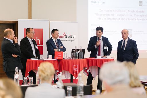 Vorschau Bild von Zerrissene Strukturen, Machtkämpfe, Pflegenotstand
– Diagnose und Therapieplan für die Strukturen im Gesundheitswesen.
Es diskutierten v. l.n.r.: Dr. Harald Mayer, Vizepräsident der
Österreichischen Ärztekammer, Ass. Jur. Holger Wagner, Direktor
Personal & Organisation, Allgemeine Unfallversicherungsanstalt
(AUVA), Prok. Mag. Manfred Ferch, Leiter der Hauptabteilung Finanzen
und Controlling, KABEG und Dr. Josef Probst, Generaldirektor,
Hauptverband der österreichischen Sozialversicherungsträger