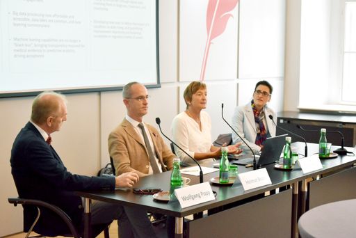 Vorschau Bild von v.l.n.r.: Prof. Dr. Wolfgang Popp, OA Dr. Helmut
Brath, Mikki Nasch von Evidation Health und Dr. Katharina Hauer,
Country Medical Chair Sanofi Österreich