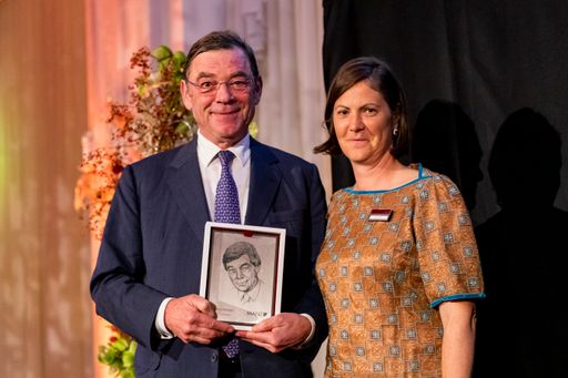 Vorschau Bild von Preisträger „Lebenswerk“: Lothar Wiltschek, u.a. 15
Jahre lang Schriftleiter der „Österreichische Blätter für
Gewerblichen Rechtsschutz und Urheberrecht – ÖBl“ und Autor des
Gesetzesausgabe zum UWG, im Bild mit Susanne Stein-Pressl