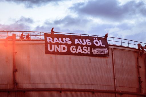 Transparent der Grünalternativen Jugend auf einem
Öltank: Raus aus Öl und Gas!