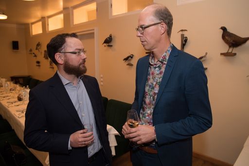  Am 25. September veranstaltete die dpa-Tochter news aktuell im
Berliner Restaurant Pauly Saal einen exklusiven Dinner-Talk mit
Friedrich Merz. 25 Gäste aus Unternehmen, Agenturen und Verbänden
tauschten sich mit dem ehemaligen Vorsitzenden der
CDU/CSU-Bundestagsfraktion und aktuellen Vizepräsidenten des
Wirtschaftsrates der CDU über die Bedeutung von Kommunikation aus.
Im Bild (v.l.n.r.): Roman Godau, Frank Stadthoewer. Foto: Jörg
Carstensen/dpa. Weiterer Text über ots und
www.presseportal.de/nr/6344 / Die Verwendung dieses Bildes ist für
redaktionelle Zwecke honorarfrei. Veröffentlichung bitte unter
Quellenangabe: "obs/news aktuell GmbH/Jörg Carstensen/dpa"