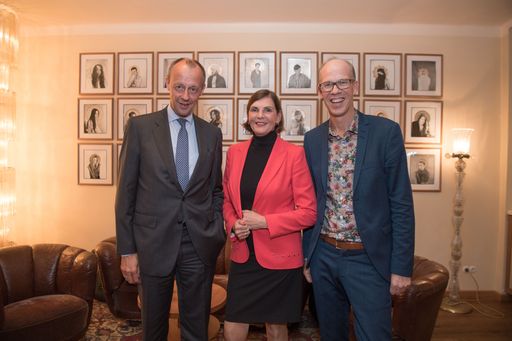 Vorschau Bild von Am 25. September veranstaltete die dpa-Tochter news aktuell im
Berliner Restaurant Pauly Saal einen exklusiven Dinner-Talk mit
Friedrich Merz. 25 Gäste aus Unternehmen, Agenturen und Verbänden
tauschten sich mit dem ehemaligen Vorsitzenden der
CDU/CSU-Bundestagsfraktion und aktuellen Vizepräsidenten des
Wirtschaftsrates der CDU über die Bedeutung von Kommunikation aus.
Im Bild v.l.n.r.: Friedrich Merz, Edith Stier-Thompson, Frank
Stadthoewer. Foto: Jörg Carstensen/dpa. Weiterer Text über ots und
www.presseportal.de/nr/6344 / Die Verwendung dieses Bildes ist für
redaktionelle Zwecke honorarfrei. Veröffentlichung bitte unter
Quellenangabe: "obs/news aktuell GmbH/Jörg Carstensen/dpa"